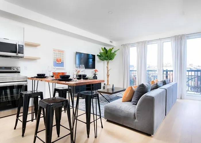 Stylish Townhome Apartment At Bathurst & College